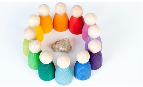 Grapat houten speelgoed Nins regenboogkleurig - 12 stuks poppetjes
